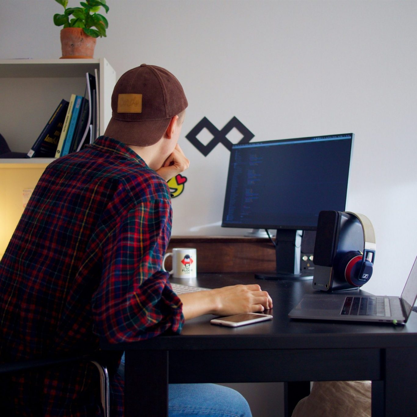 Freelancer accounting made simple Freelancer working from home office representing self-employed professionals who use Hayes & Co for tax returns and accounting in East Londo